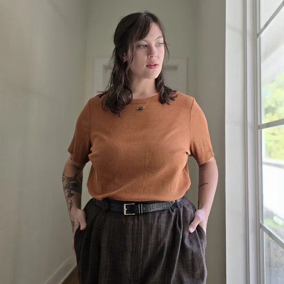 Ava & Viv Women's Short Sleeve Ribbed Top in Rust - Picture 1 of 8